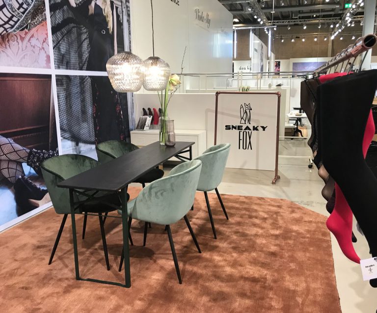 SNEAKY FOX messestand